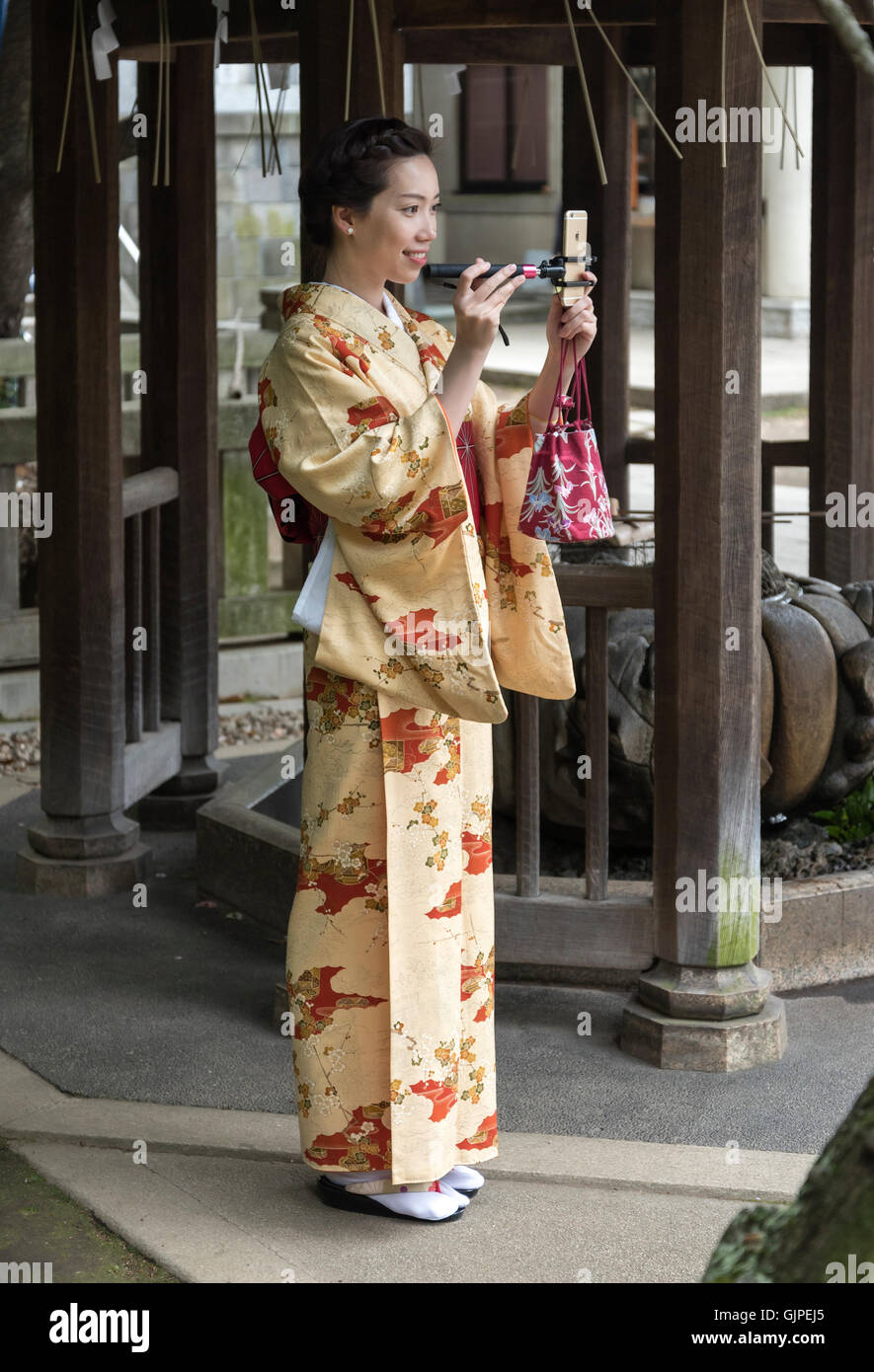 Japanerin in traditionellen Yukata Kimono nimmt Selfie Gojoten Schrein, Ueno Park, Tokyo, Japan Stockfoto