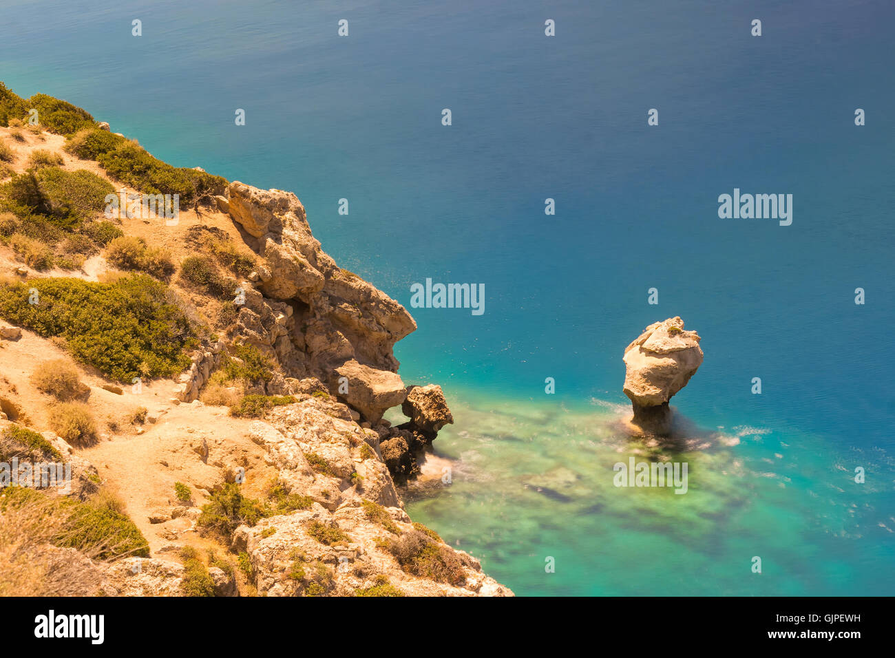 Wunderschönes Riff am See Perachora in Griechenland mit grüne kristallklarem Wasser. Langzeitbelichtung Technik. Stockfoto