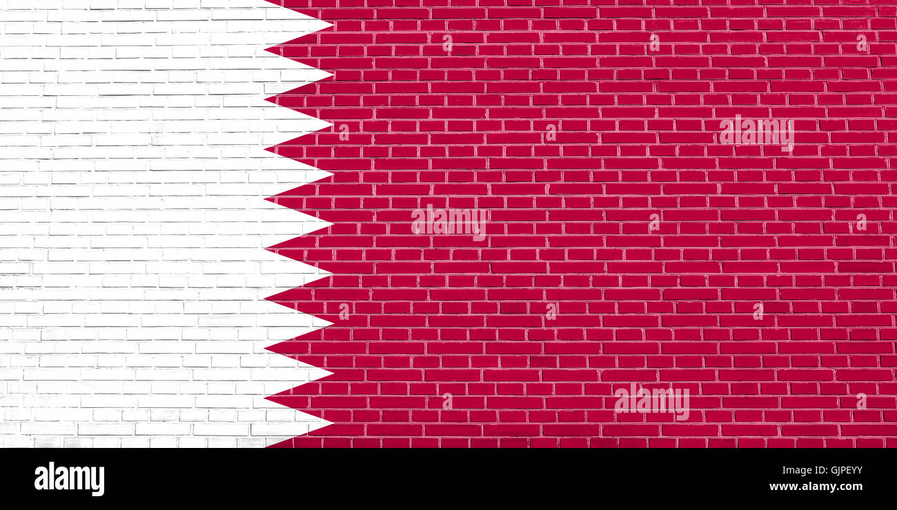 Flagge von Katar auf Ziegel Wand Textur Hintergrund. Katar Nationalflagge. Stockfoto