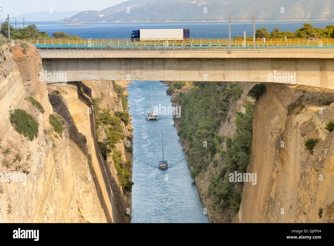 Große LKW Brücke Isthmus von Korinth in Griechenland durchlaufen, während die Boote auf dem Boden unterwegs sind. Stockfoto