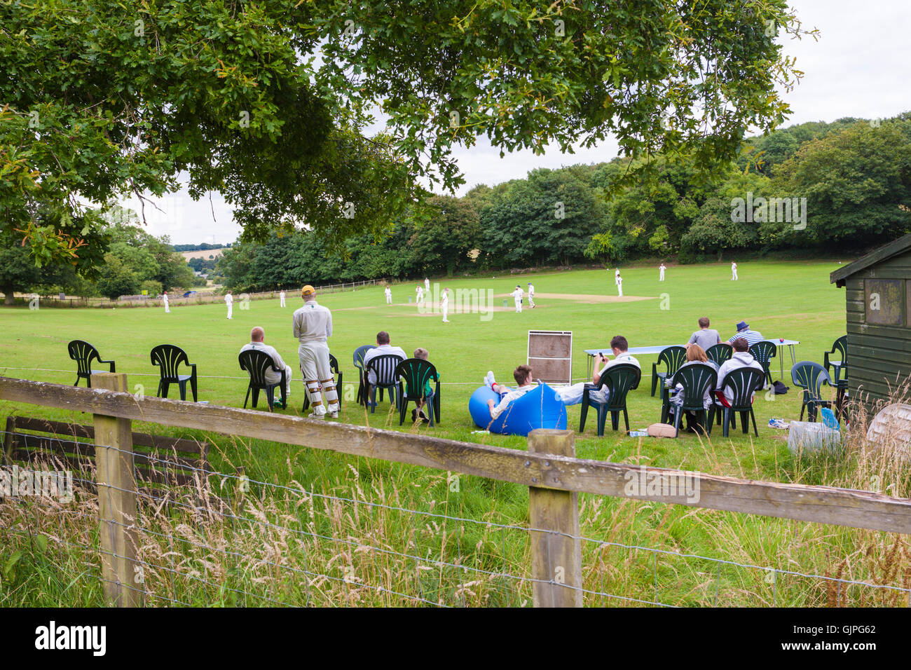 Ein Samstag Nachmittag Spiel Dorf Cricket Ullenwood Cricket Club auf den Cotswolds am Crickley-Hügel, Gloucestershire UK Stockfoto