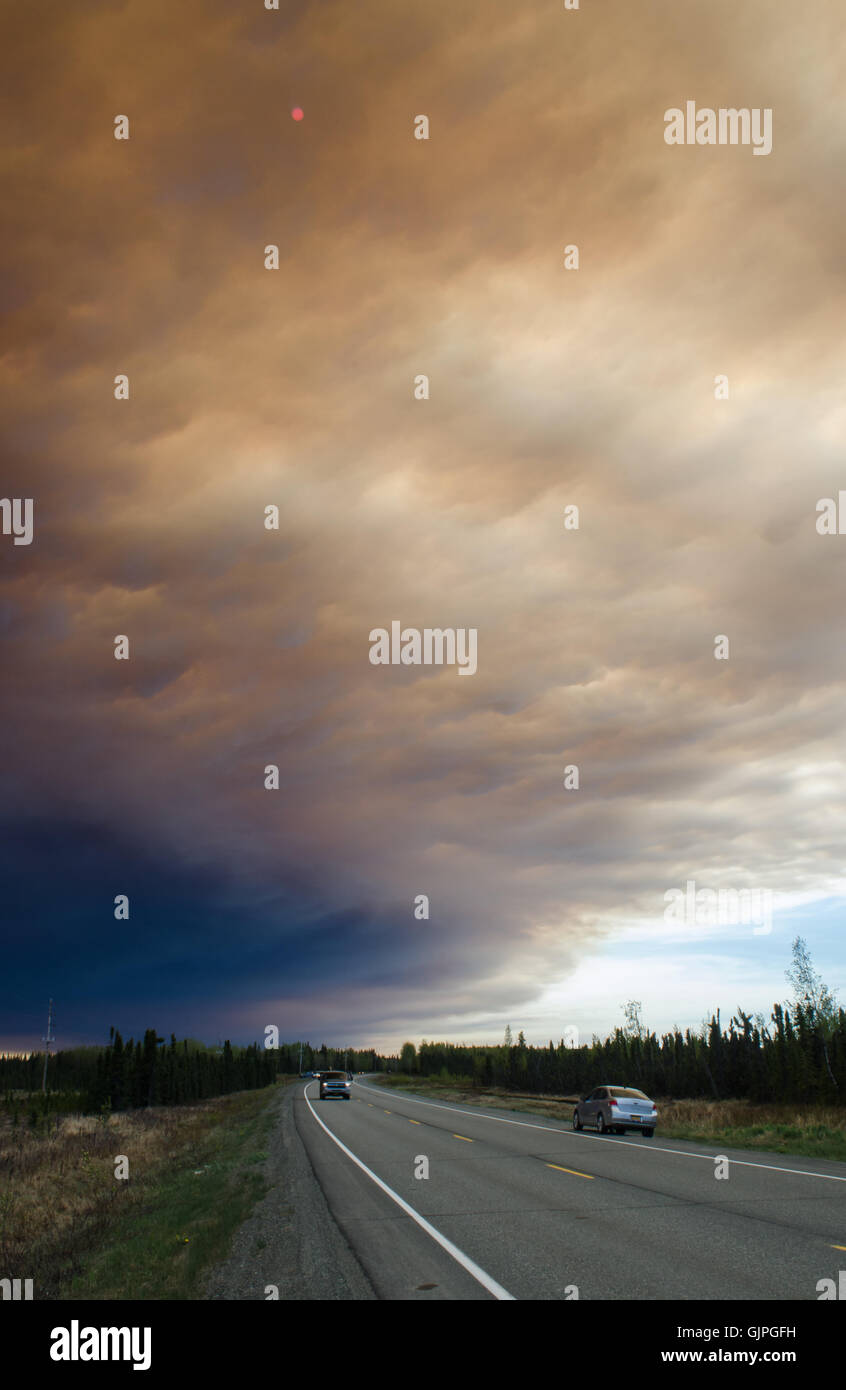 Rauch vom Fluss lustig Feuer blockiert die normalerweise hell blau eines Alaskan nachmittags. Stockfoto