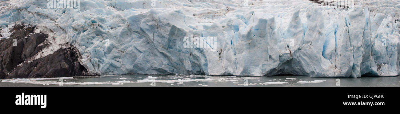 Ein Fels blockiert die Gletscher Weg zum Ozean. Stockfoto