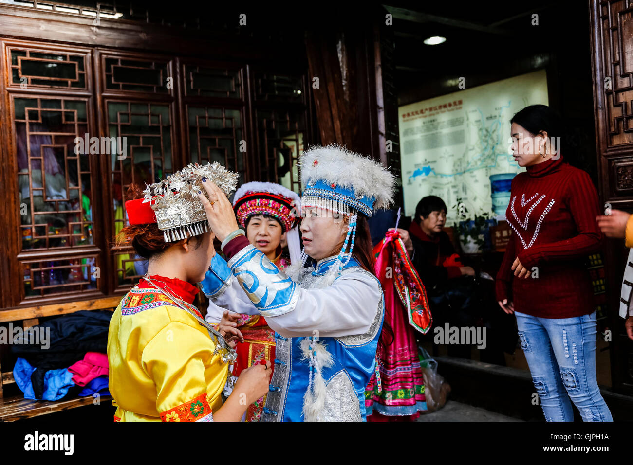 Frauen tragen traditionelle Kleider Bai Minderheit in Lijiang, Yunnan, China. Stockfoto