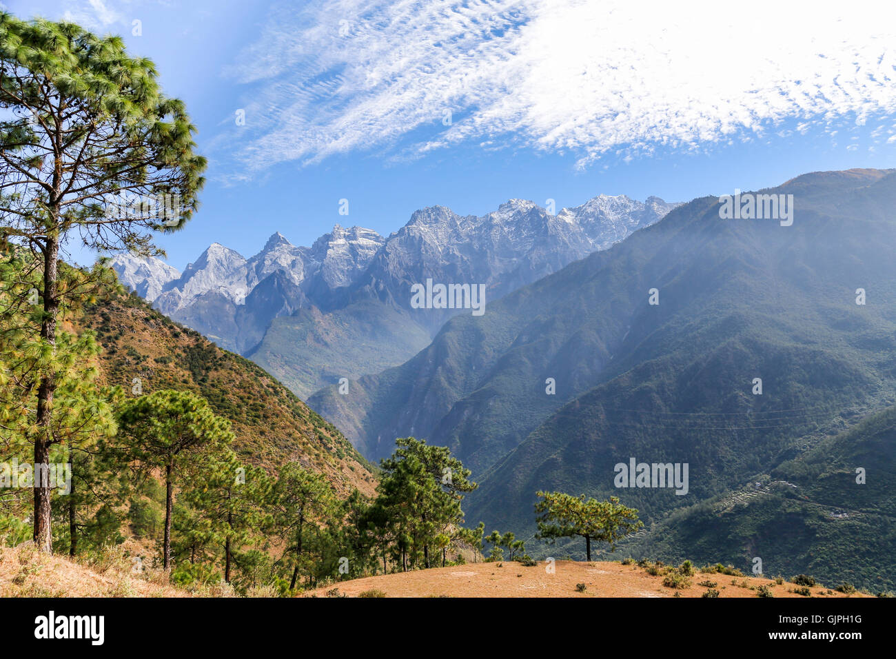 Die Jade Dragon Snow Berge, Tiger Leaping Gorge, Yunnan, China. Stockfoto