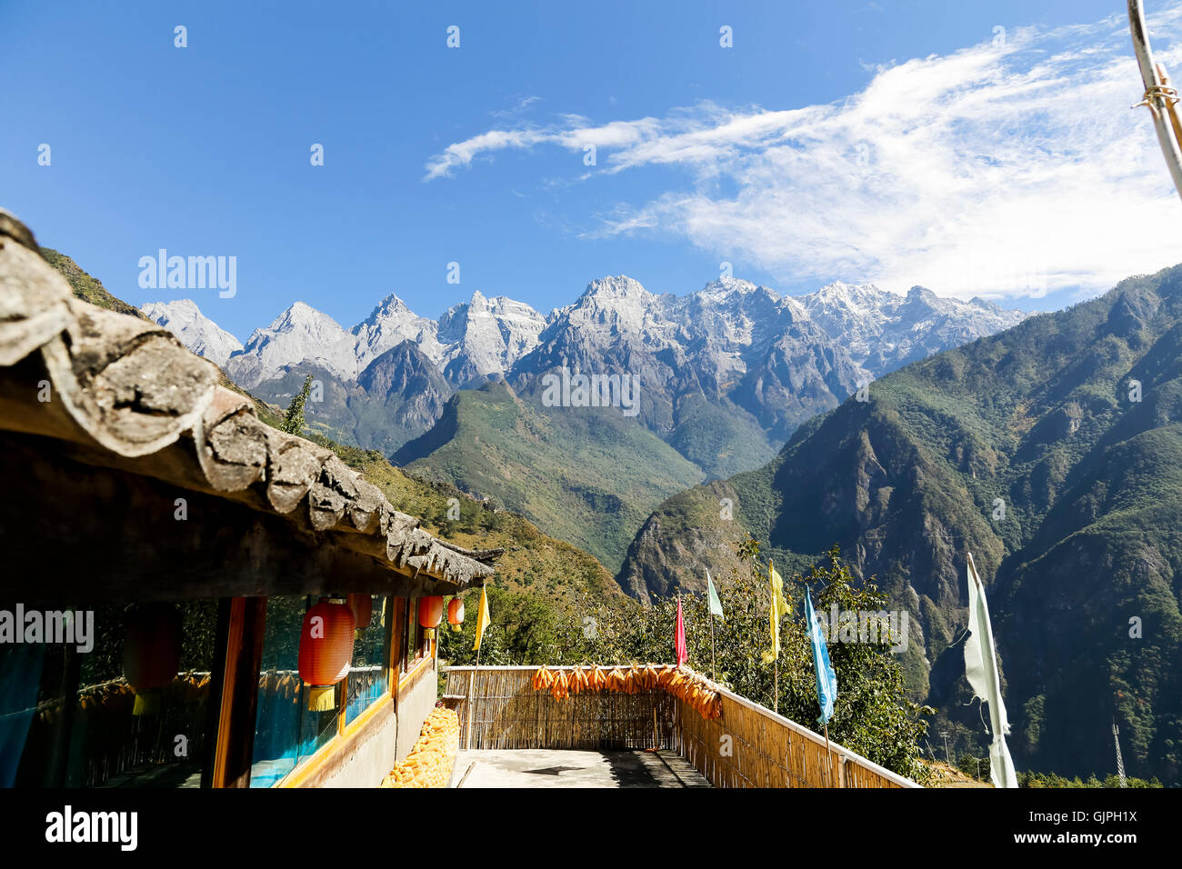 Blick auf die Jade Dragon Snow Berge von der Terrasse des Naxi Familie Guest House, Tigersprung-Schlucht, Yunnan, China. Stockfoto