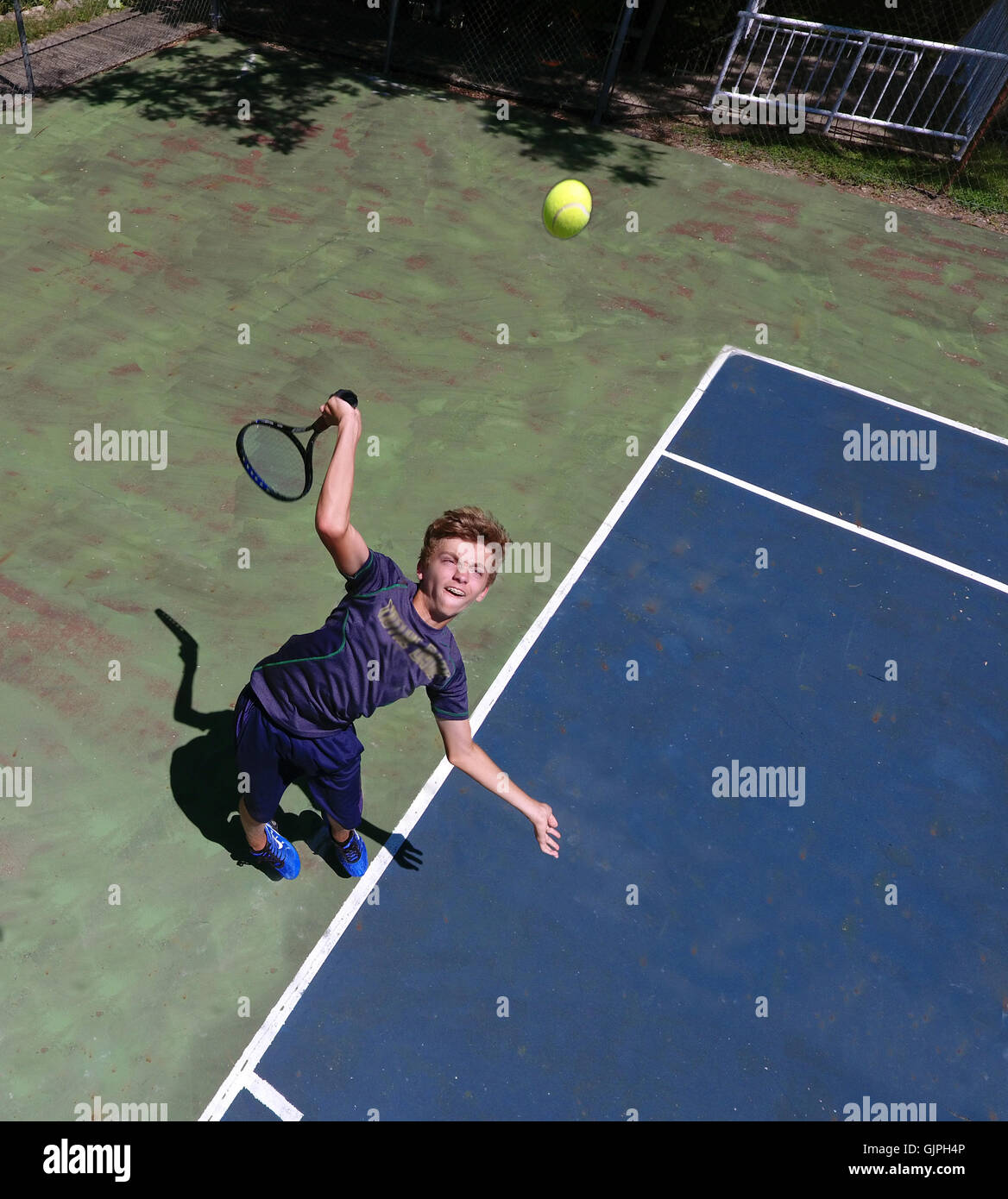 Der Tennis-Aufschlag Stockfoto
