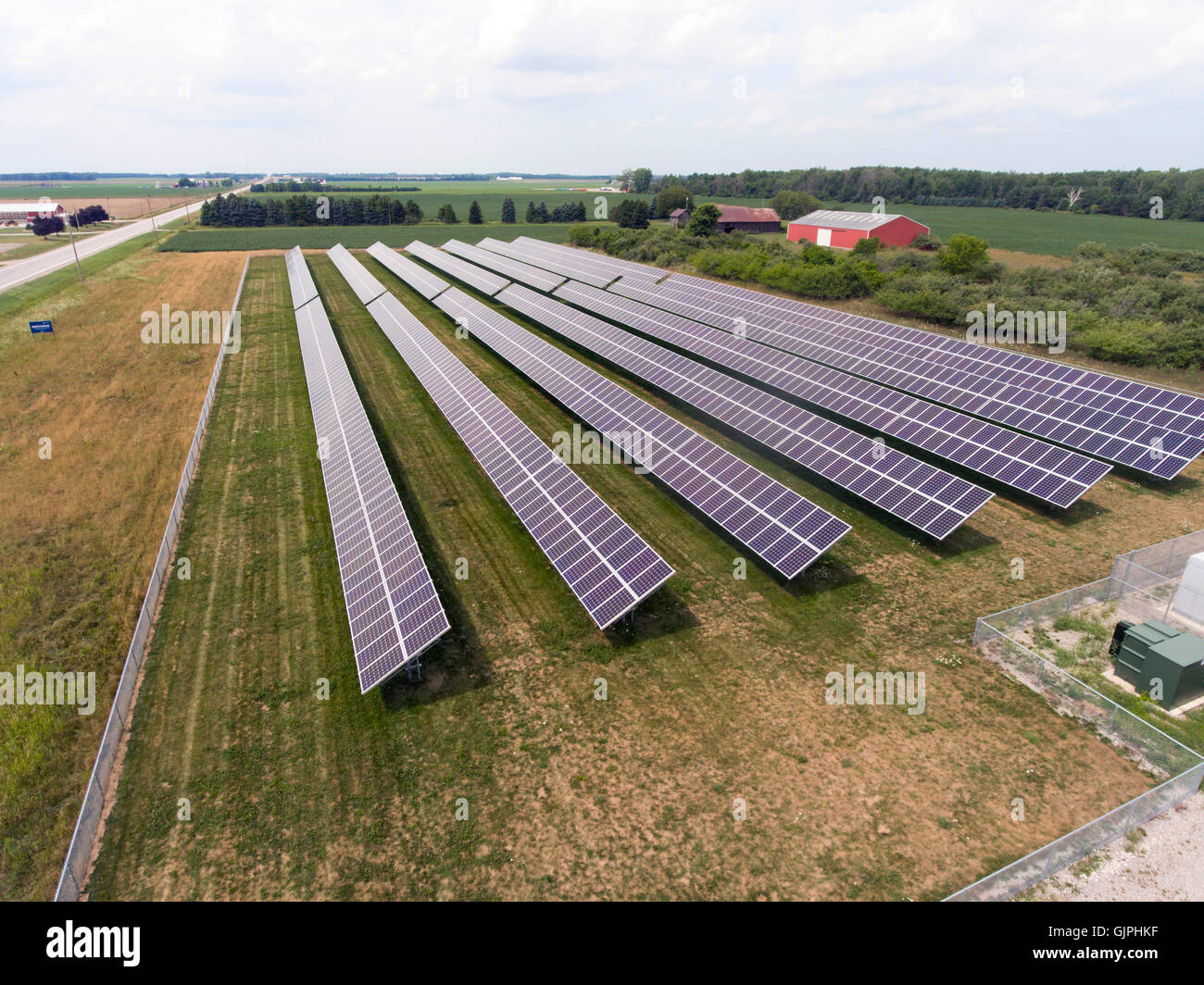 Luftaufnahme eines Feldes von Solarenergie Panels für alternative elektrische Energie verwenden. Stockfoto