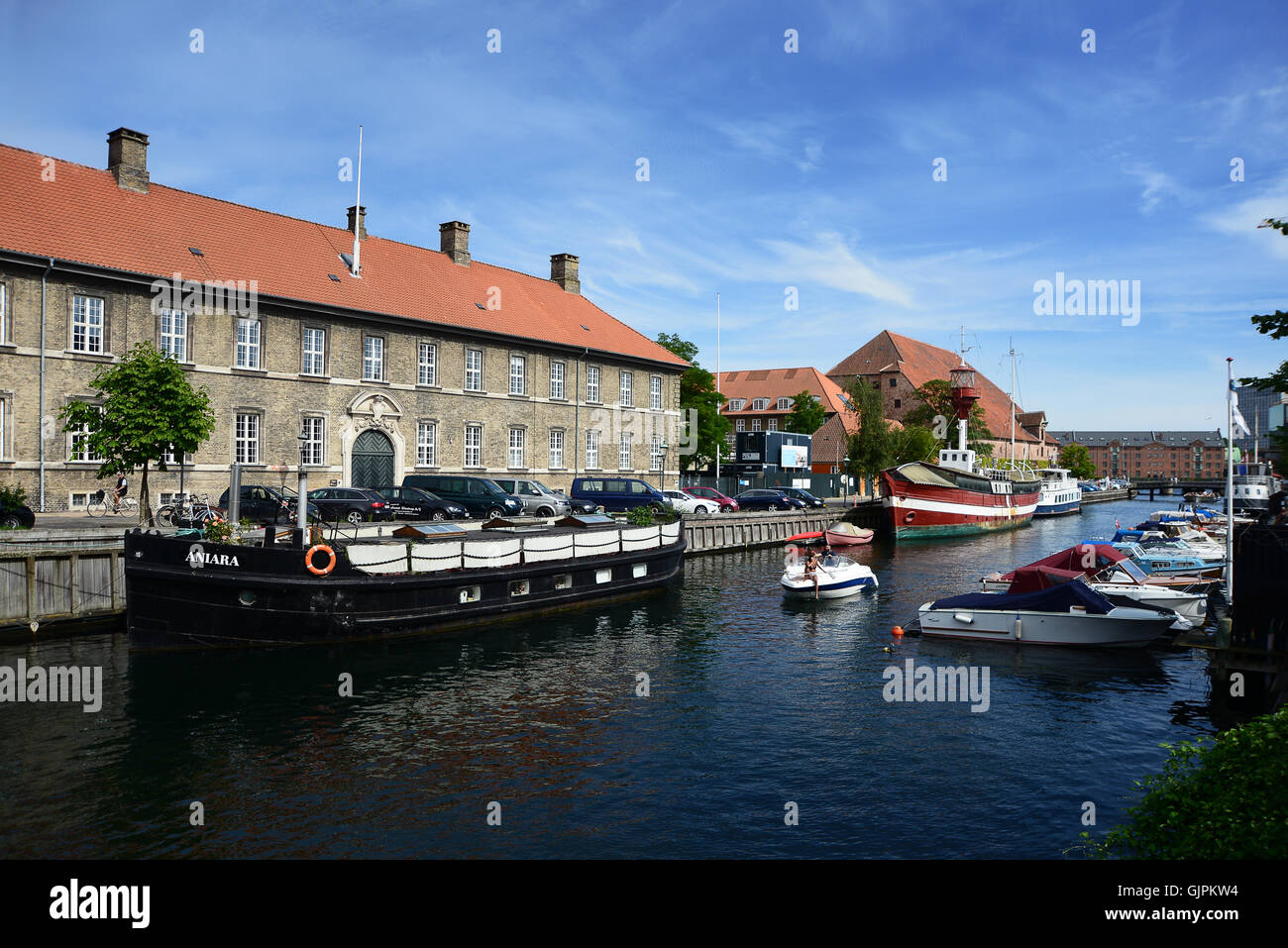 Kopenhagen, Dänemark - 23. Juli 2016: Frederiksholms Kanal Frederiksholms Kanal mit mehreren Booten Stockfoto