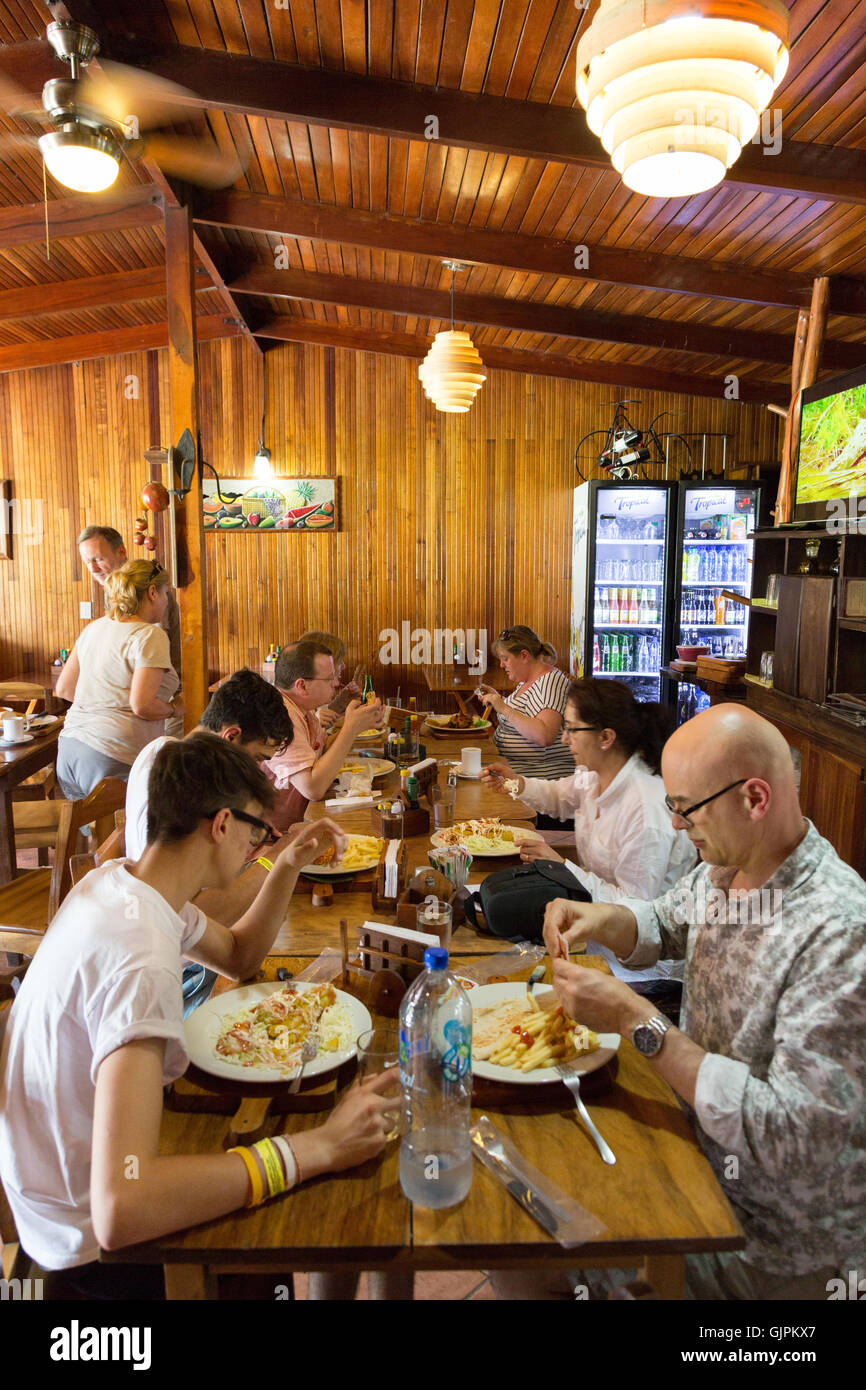 Touristen Essen in einem Restaurant, Monteverde, Costa Rica, Mittelamerika Stockfoto