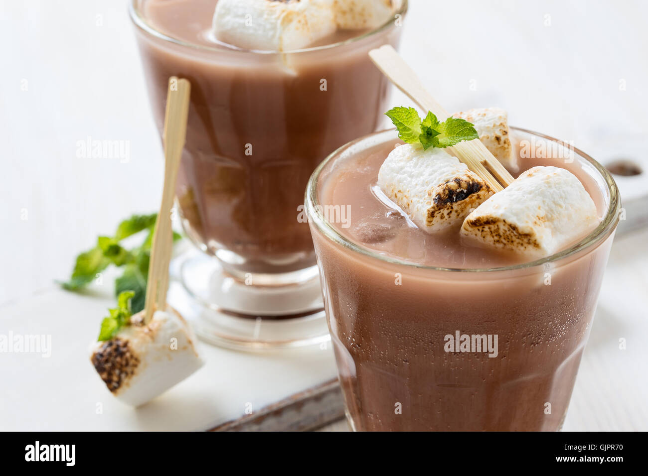Hausgemachte Schokolade Ei-Creme, Getränke mit Milch, Sodawasser und Schokolade Sirup mit gerösteten marshmallows Stockfoto