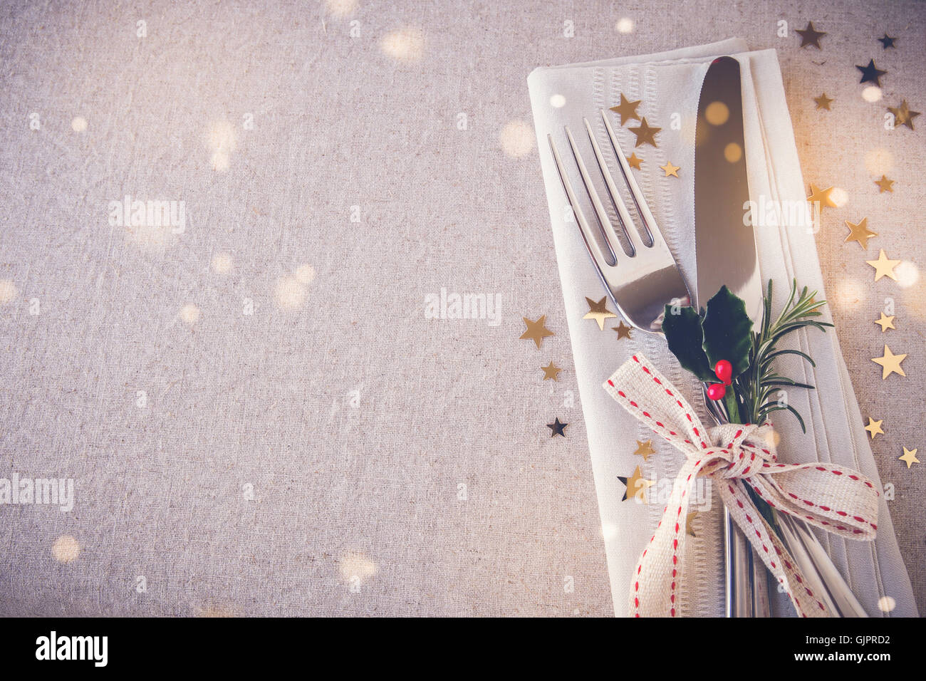 Weihnachten Tischdekoration Ort, Kopie Raum Lichterkette toning-Hintergrund Stockfoto