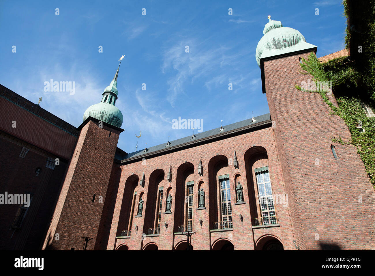 Blick vom Innenhof in der Stadt Halle Gebäude in Stockholm Schweden, nach oben zu der Zwiebel oder die Glühbirne geformte Türme Tops. Stockfoto
