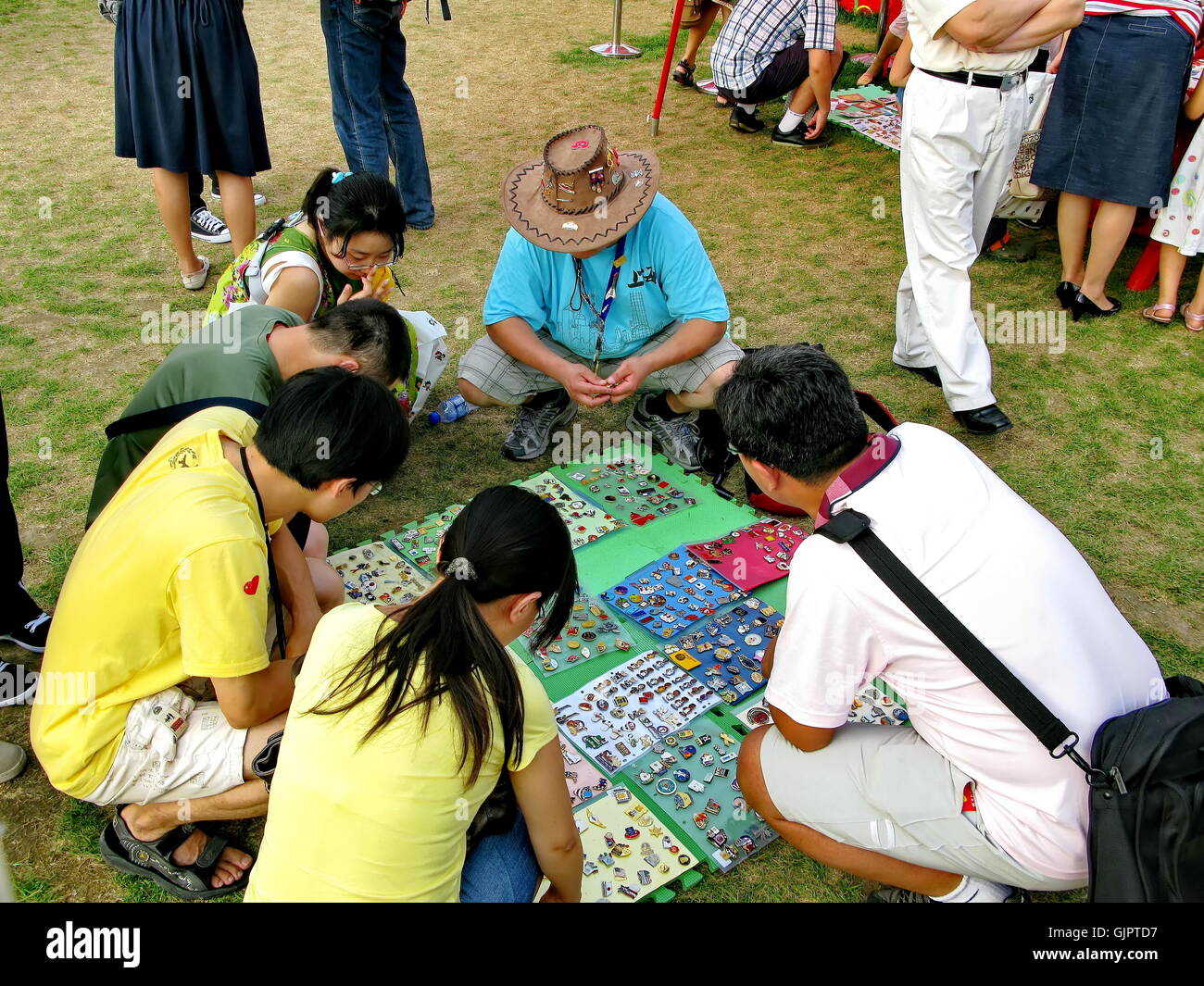 Sammler zeigte Souvenir-Abzeichen für Austausch bei Olympic Green während der Olympischen Spiele in Peking 2008 auf Aug.23 in China. Stockfoto