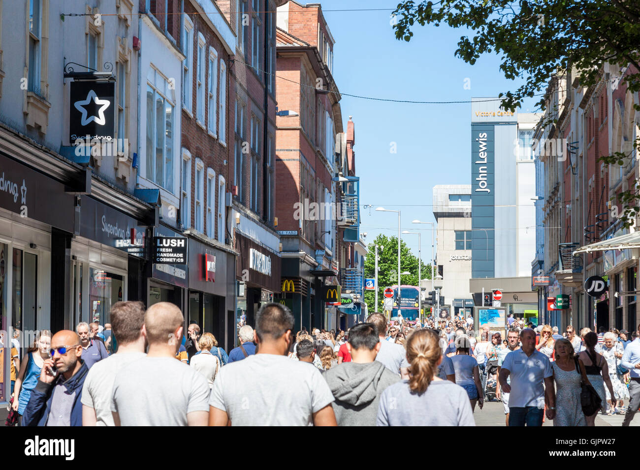 Masse der Leute. Massen von Käufern auf einer der wichtigsten Einkaufsstraßen in der Innenstadt von Nottingham, England, Großbritannien Stockfoto