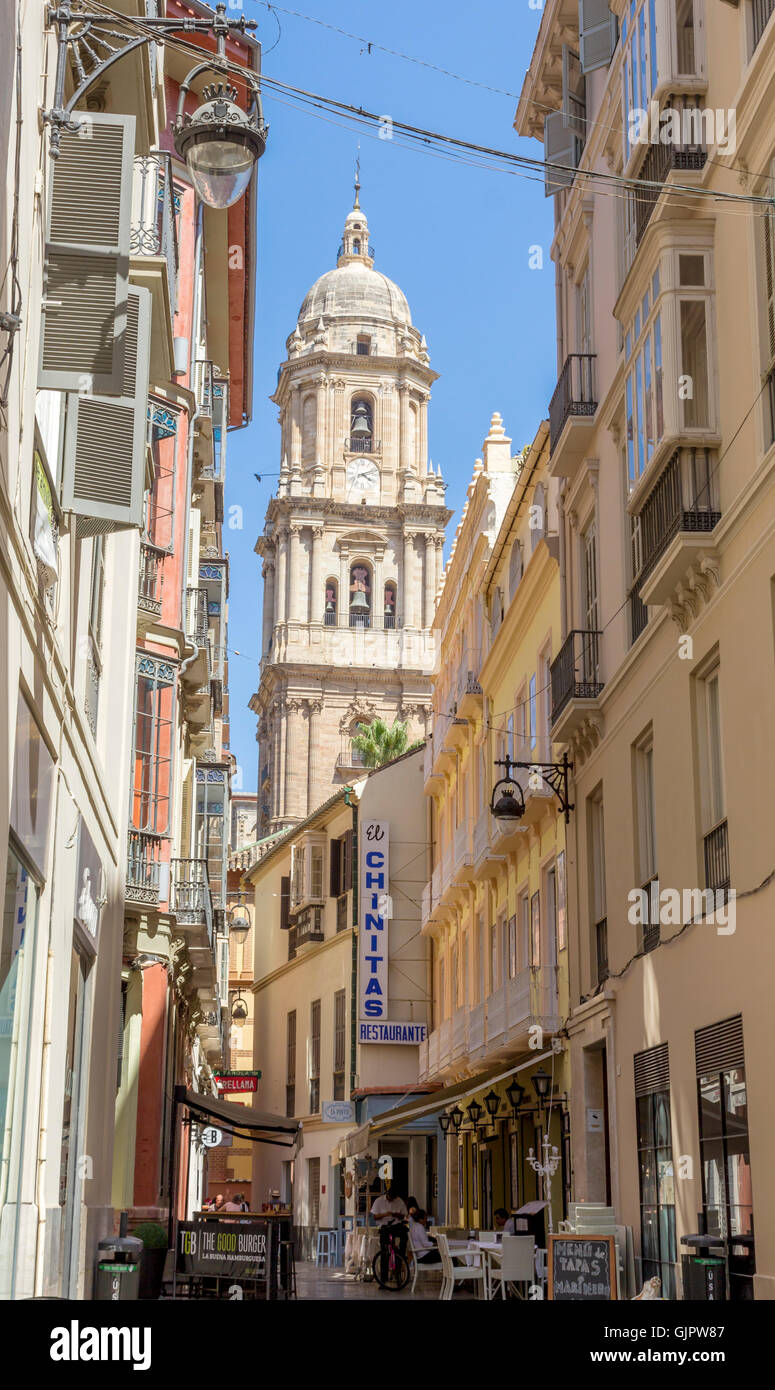 Blick auf die Kathedrale von Malaga aus der Calle Marques de Larios, Malaga, Costa Del Sol, Andalusien, Spanien. Stockfoto