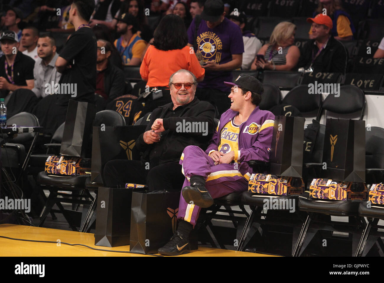 Promis bei der Los Angeles Lakers-Spiel. Die Los Angeles Lakers besiegte die Utah Jazz mit dem Endstand von 101-96 in Lakers Kobe Bryants letzten NBA-Spiel im Staples Center.  Mitwirkende: Jack Nicholson, Raymond Nicholson Where: Los Angeles, Kalifornien, U Stockfoto