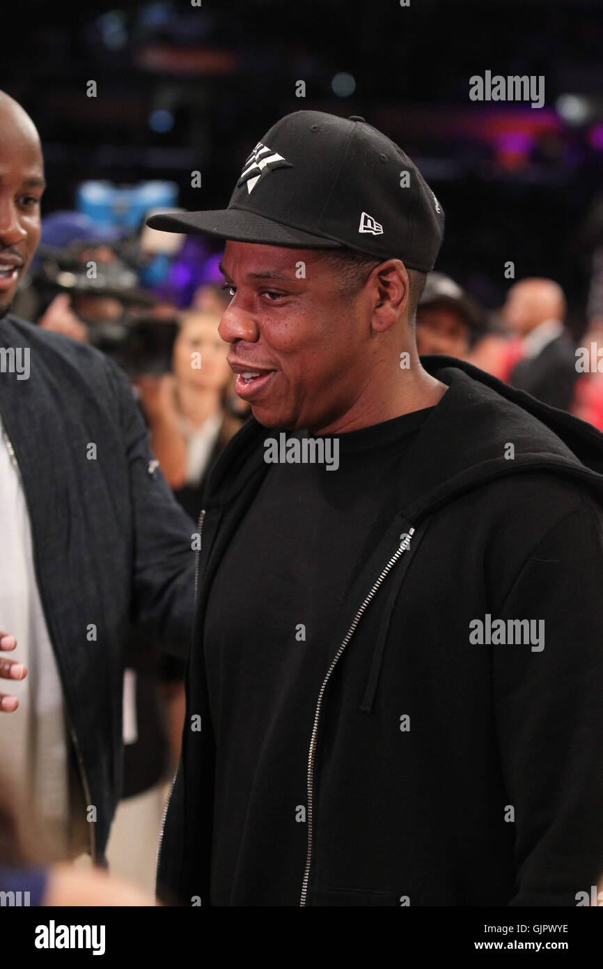 Promis bei der Los Angeles Lakers-Spiel. Die Los Angeles Lakers besiegte die Utah Jazz mit dem Endstand von 101-96 in Lakers Kobe Bryants letzten NBA-Spiel im Staples Center.  Mitwirkende: Jay-Z wo: Los Angeles, California, Vereinigte Staaten von Amerika als: 13 Apr 20 Stockfoto