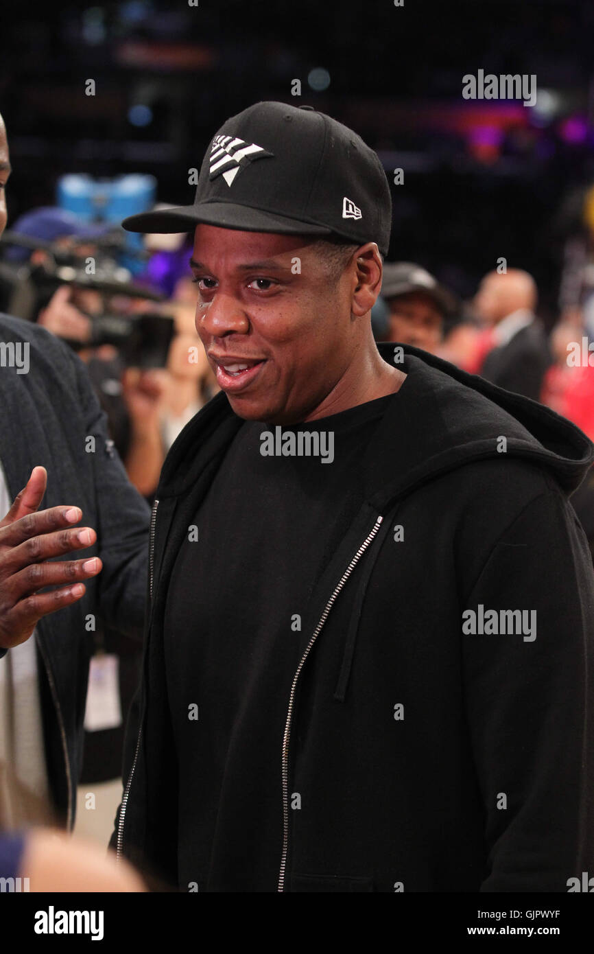 Promis bei der Los Angeles Lakers-Spiel. Die Los Angeles Lakers besiegte die Utah Jazz mit dem Endstand von 101-96 in Lakers Kobe Bryants letzten NBA-Spiel im Staples Center.  Mitwirkende: Jay-Z wo: Los Angeles, California, Vereinigte Staaten von Amerika als: 13 Apr 20 Stockfoto