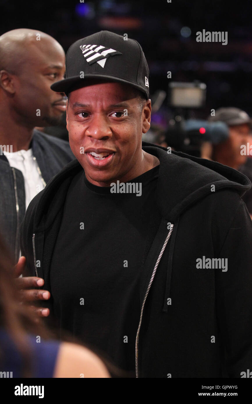 Promis bei der Los Angeles Lakers-Spiel. Die Los Angeles Lakers besiegte die Utah Jazz mit dem Endstand von 101-96 in Lakers Kobe Bryants letzten NBA-Spiel im Staples Center.  Mitwirkende: Jay-Z wo: Los Angeles, California, Vereinigte Staaten von Amerika als: 13 Apr 20 Stockfoto