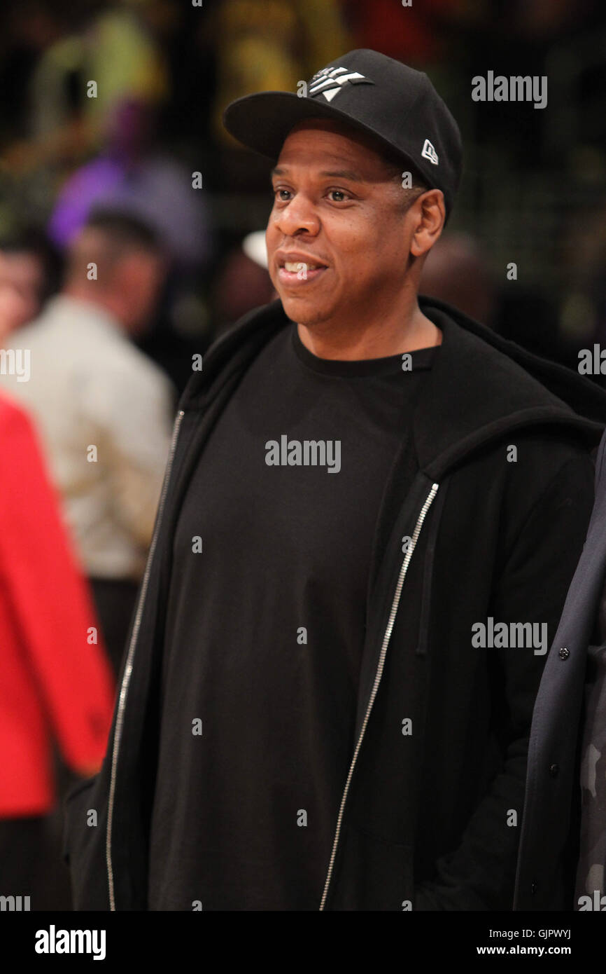 Promis bei der Los Angeles Lakers-Spiel. Die Los Angeles Lakers besiegte die Utah Jazz mit dem Endstand von 101-96 in Lakers Kobe Bryants letzten NBA-Spiel im Staples Center.  Mitwirkende: Jay-Z wo: Los Angeles, California, Vereinigte Staaten von Amerika als: 13 Apr 20 Stockfoto