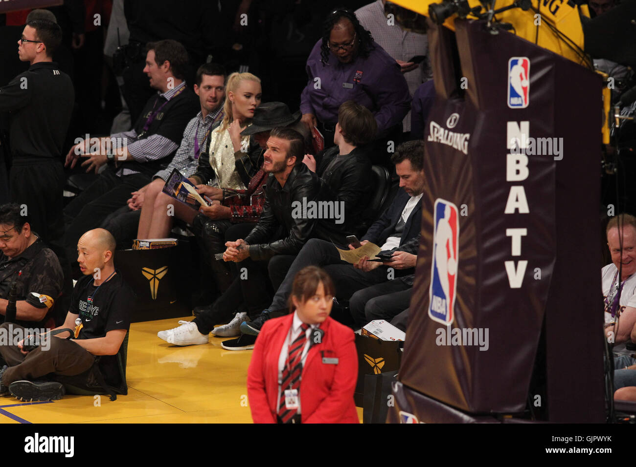Promis bei der Los Angeles Lakers-Spiel. Die Los Angeles Lakers besiegte die Utah Jazz mit dem Endstand von 101-96 in Lakers Kobe Bryants letzten NBA-Spiel im Staples Center.  Mit: David Beckham Where: Los Angeles, California, Vereinigte Staaten von Amerika als: 1 Stockfoto