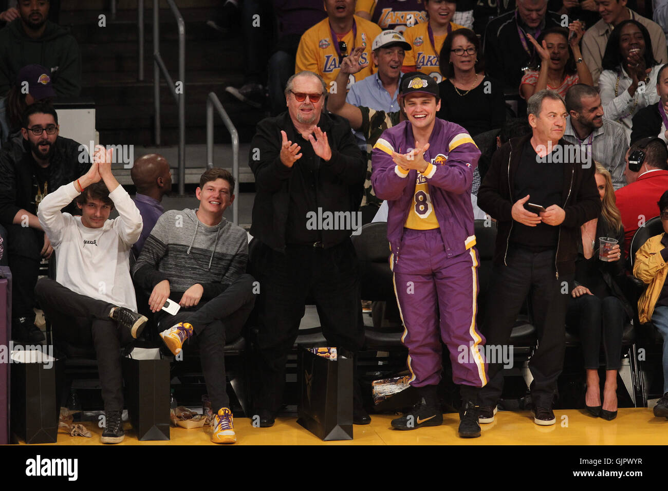 Promis bei der Los Angeles Lakers-Spiel. Die Los Angeles Lakers besiegte die Utah Jazz mit dem Endstand von 101-96 in Lakers Kobe Bryants letzten NBA-Spiel im Staples Center.  Mitwirkende: Jack Nicholson, Raymond Nicholson Where: Los Angeles, Kalifornien, U Stockfoto