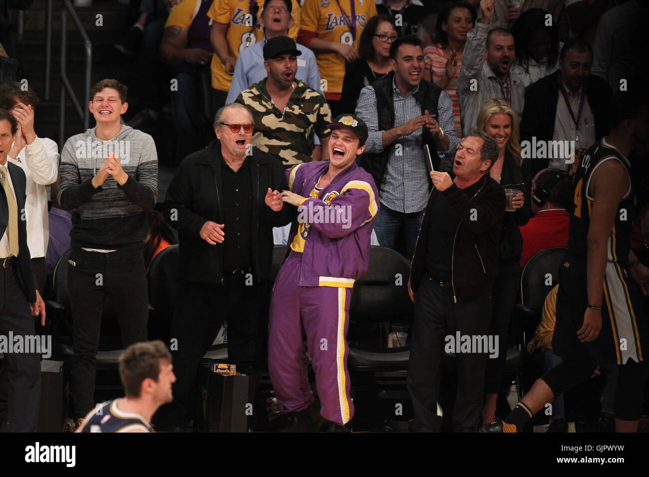 Promis bei der Los Angeles Lakers-Spiel. Die Los Angeles Lakers besiegte die Utah Jazz mit dem Endstand von 101-96 in Lakers Kobe Bryants letzten NBA-Spiel im Staples Center.  Mitwirkende: Jack Nicholson, Raymond Nicholson Where: Los Angeles, Kalifornien, U Stockfoto