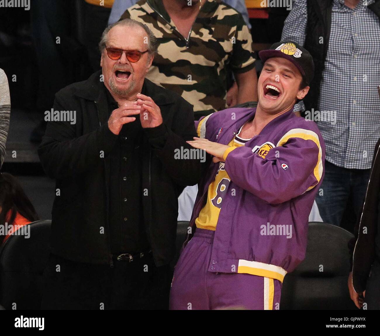 Promis bei der Los Angeles Lakers-Spiel. Die Los Angeles Lakers besiegte die Utah Jazz mit dem Endstand von 101-96 in Lakers Kobe Bryants letzten NBA-Spiel im Staples Center.  Mitwirkende: Jack Nicholson, Raymond Nicholson Where: Los Angeles, Kalifornien, U Stockfoto