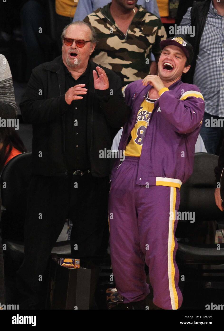 Promis bei der Los Angeles Lakers-Spiel. Die Los Angeles Lakers besiegte die Utah Jazz mit dem Endstand von 101-96 in Lakers Kobe Bryants letzten NBA-Spiel im Staples Center.  Mitwirkende: Jack Nicholson, Raymond Nicholson Where: Los Angeles, Kalifornien, U Stockfoto