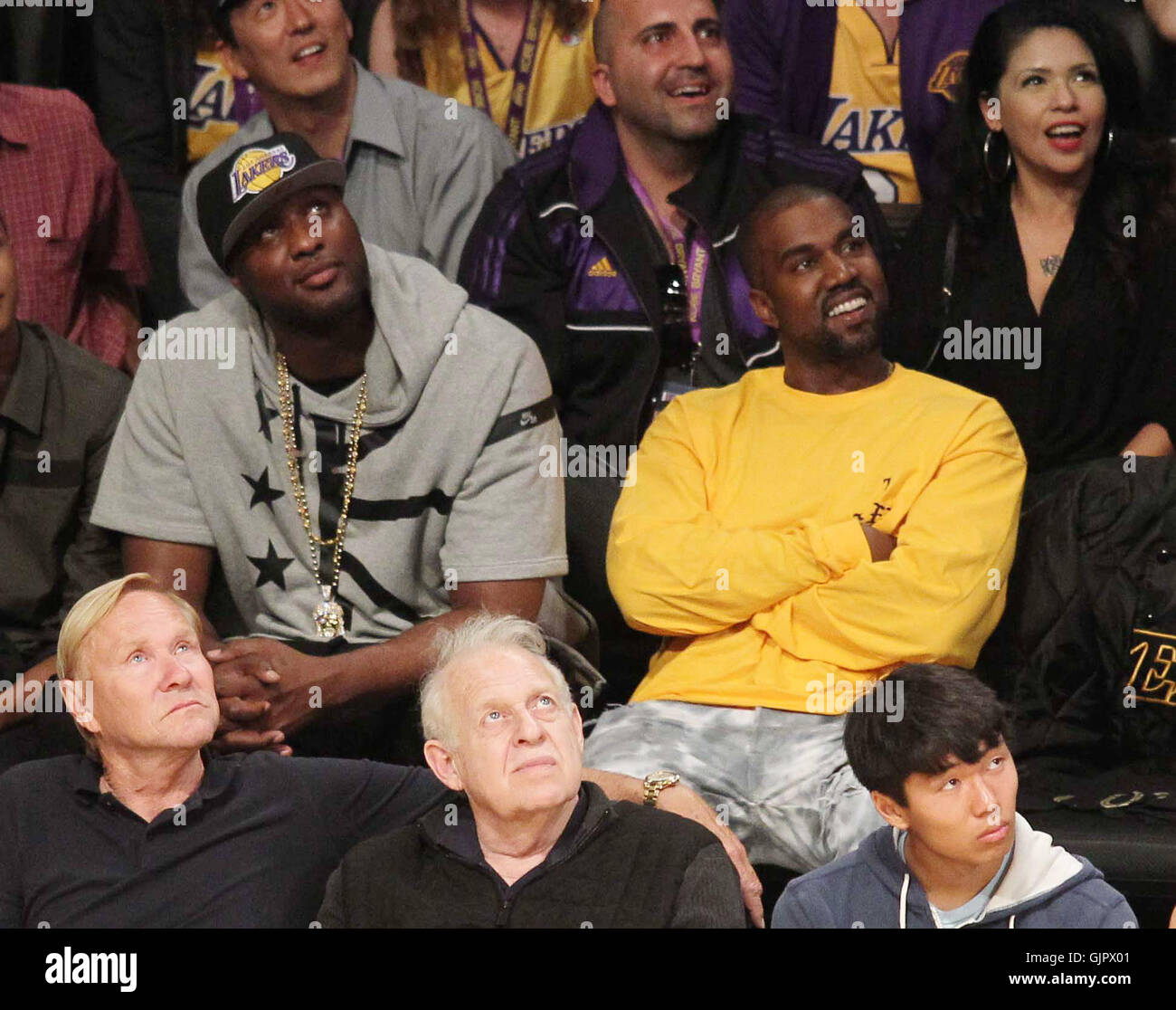 Promis bei der Los Angeles Lakers-Spiel. Die Los Angeles Lakers besiegte die Utah Jazz mit dem Endstand von 101-96 in Lakers Kobe Bryants letzten NBA-Spiel im Staples Center.  Mitwirkende: Kanye West, Lamar Odom Where: Los Angeles, California, Vereinigte Staat Stockfoto