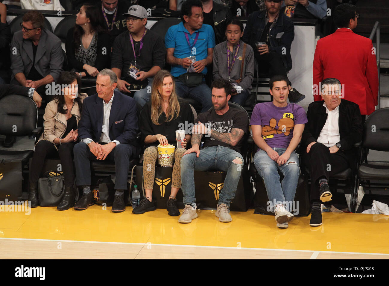 Promis bei der Los Angeles Lakers-Spiel. Die Los Angeles Lakers besiegte die Utah Jazz mit dem Endstand von 101-96 in Lakers Kobe Bryants letzten NBA-Spiel im Staples Center.  Mitwirkende: Adam Levine, Behati Prinsloo wo: Los Angeles, Kalifornien, Vereinigte Stockfoto