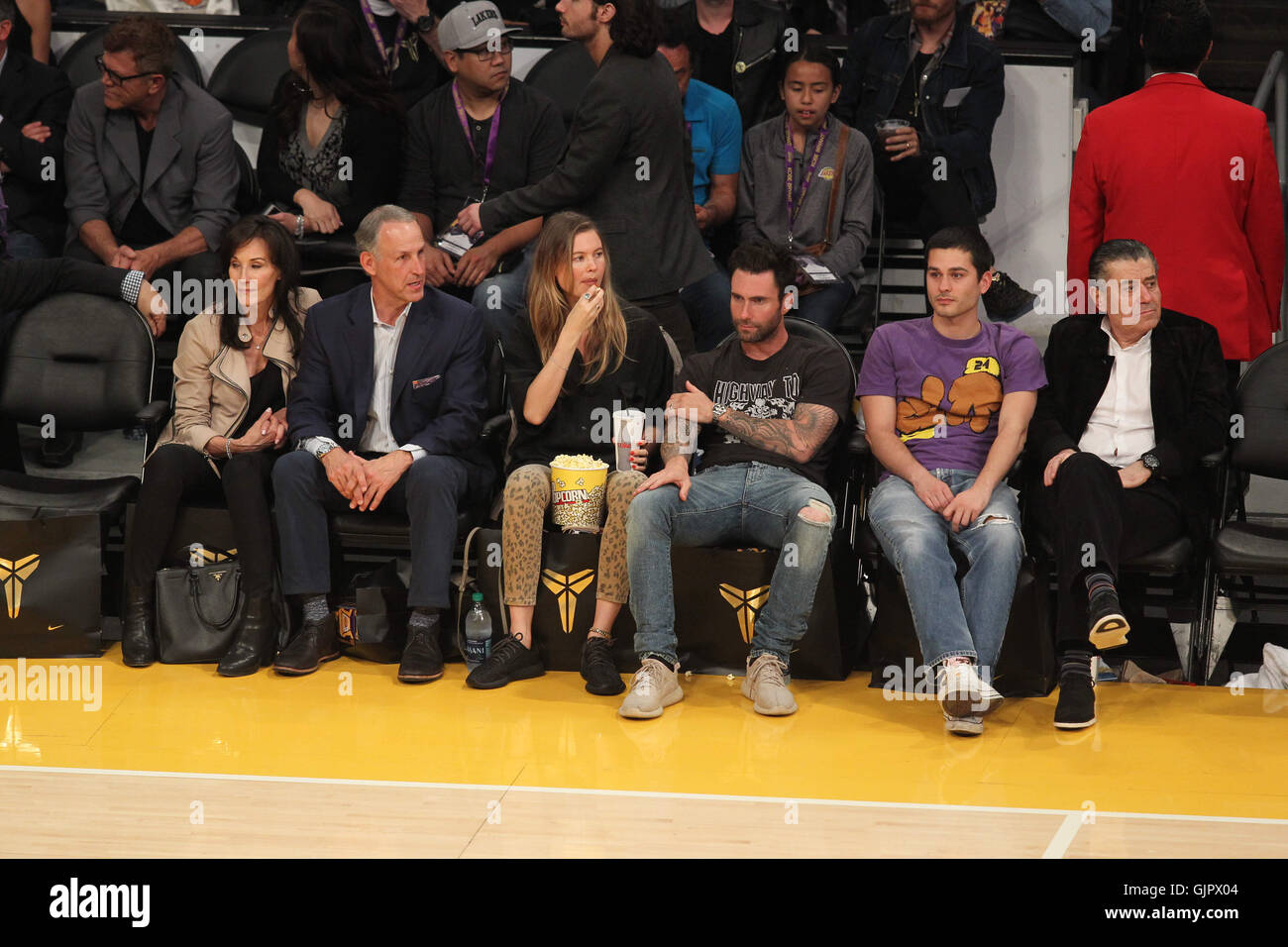 Promis bei der Los Angeles Lakers-Spiel. Die Los Angeles Lakers besiegte die Utah Jazz mit dem Endstand von 101-96 in Lakers Kobe Bryants letzten NBA-Spiel im Staples Center.  Mitwirkende: Adam Levine, Behati Prinsloo wo: Los Angeles, Kalifornien, Vereinigte Stockfoto