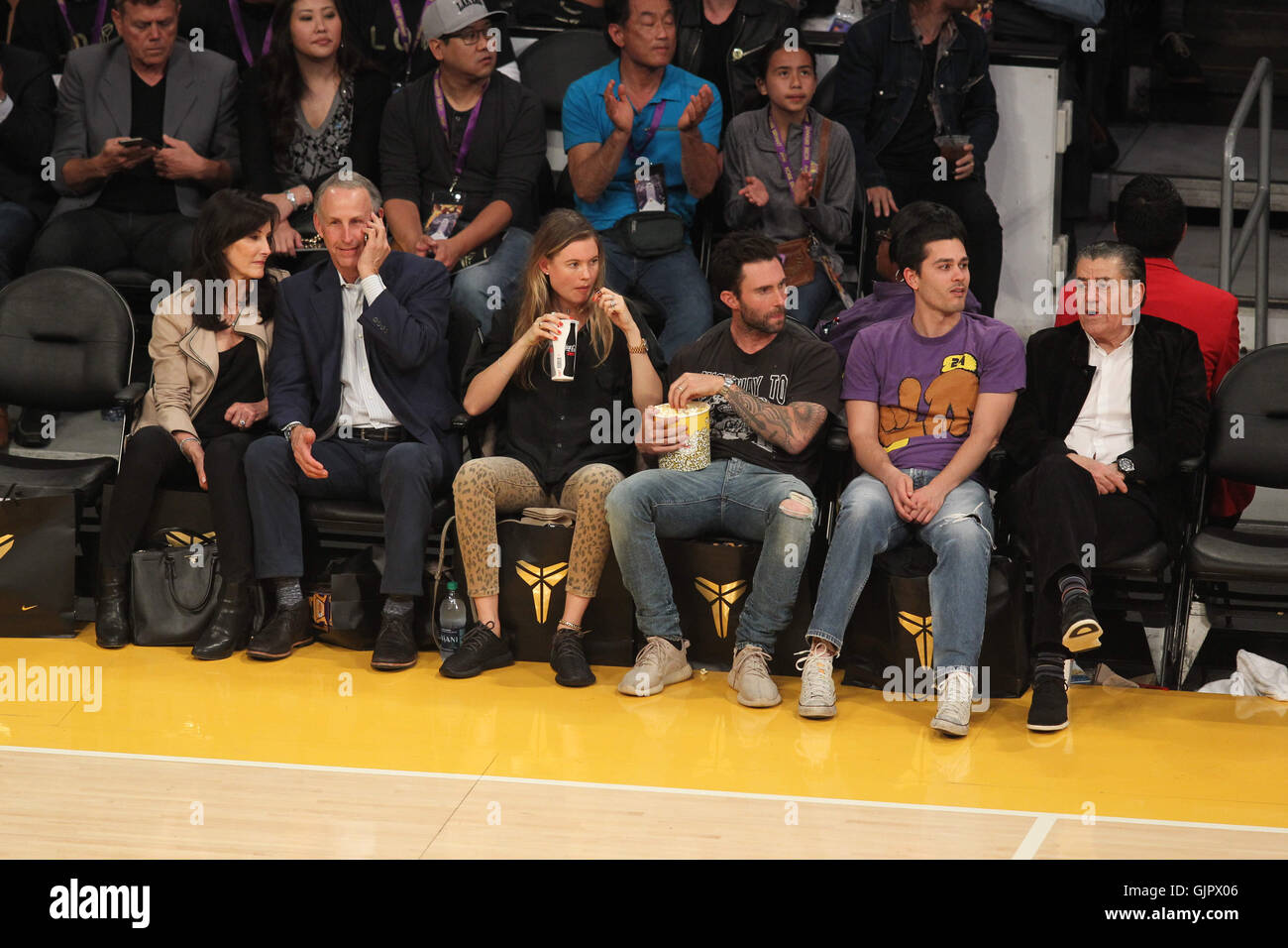 Promis bei der Los Angeles Lakers-Spiel. Die Los Angeles Lakers besiegte die Utah Jazz mit dem Endstand von 101-96 in Lakers Kobe Bryants letzten NBA-Spiel im Staples Center.  Mitwirkende: Adam Levine, Behati Prinsloo wo: Los Angeles, Kalifornien, Vereinigte Stockfoto