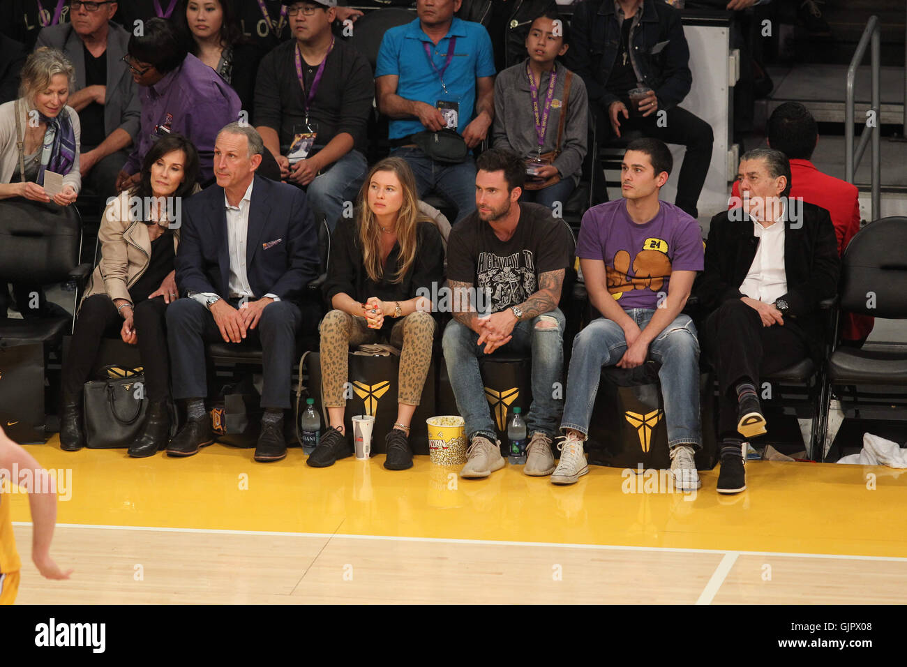 Promis bei der Los Angeles Lakers-Spiel. Die Los Angeles Lakers besiegte die Utah Jazz mit dem Endstand von 101-96 in Lakers Kobe Bryants letzten NBA-Spiel im Staples Center.  Mitwirkende: Adam Levine, Behati Prinsloo wo: Los Angeles, Kalifornien, Vereinigte Stockfoto