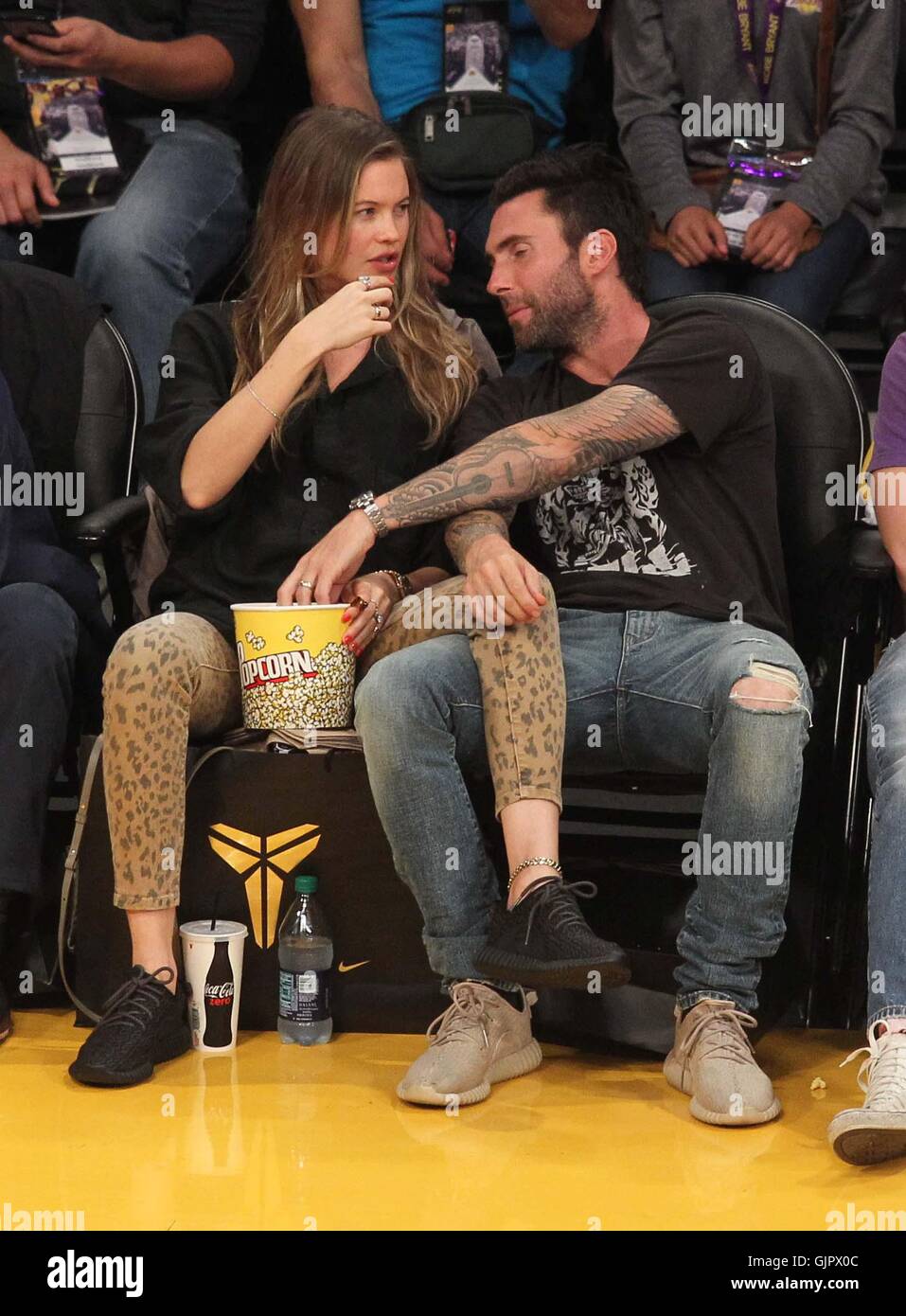 Promis bei der Los Angeles Lakers-Spiel. Die Los Angeles Lakers besiegte die Utah Jazz mit dem Endstand von 101-96 in Lakers Kobe Bryants letzten NBA-Spiel im Staples Center.  Mitwirkende: Adam Levine, Behati Prinsloo wo: Los Angeles, Kalifornien, Vereinigte Stockfoto