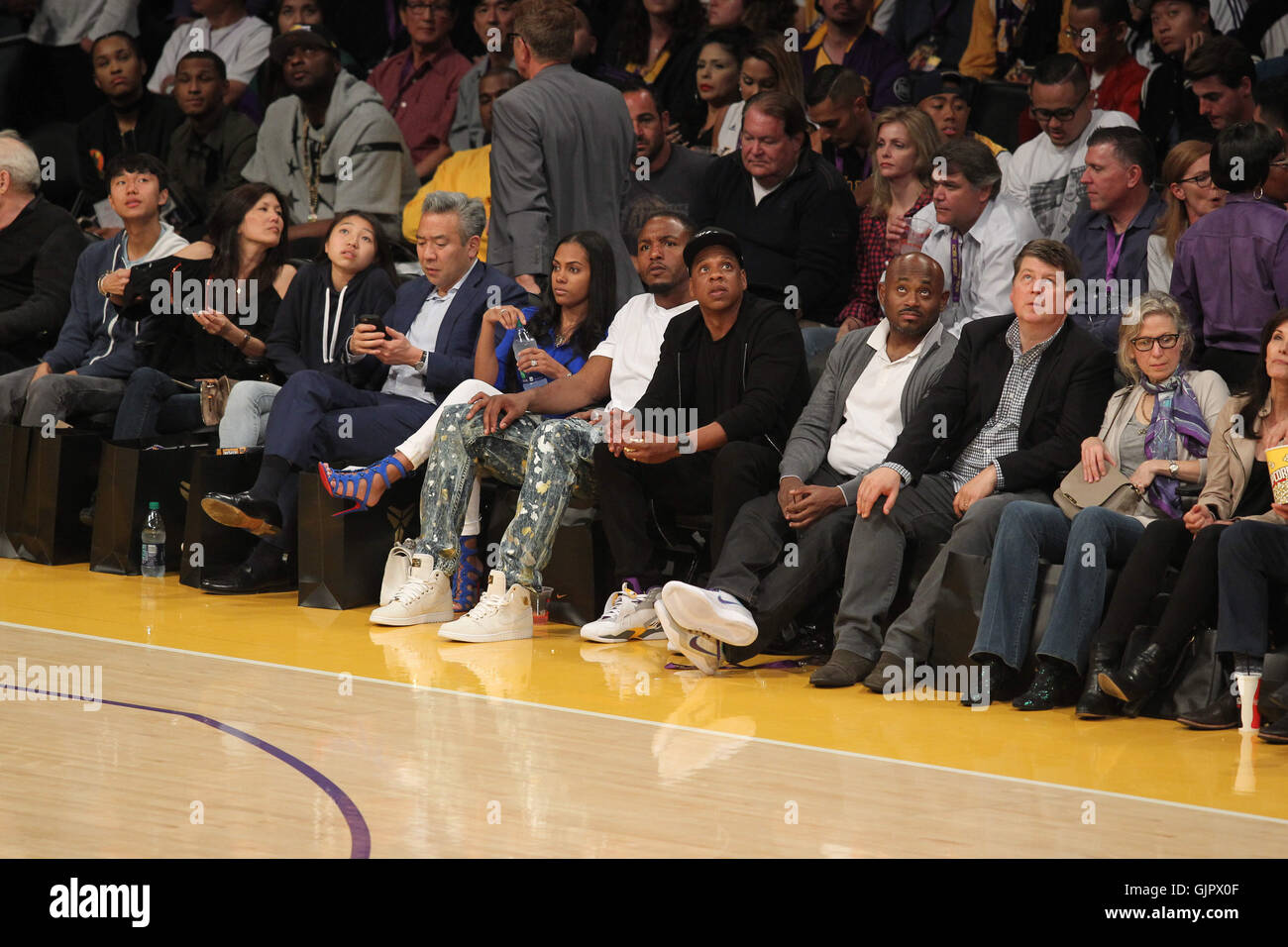 Promis bei der Los Angeles Lakers-Spiel. Die Los Angeles Lakers besiegte die Utah Jazz mit dem Endstand von 101-96 in Lakers Kobe Bryants letzten NBA-Spiel im Staples Center.  Mitwirkende: Jay-Z wo: Los Angeles, California, Vereinigte Staaten von Amerika als: 13 Apr 20 Stockfoto