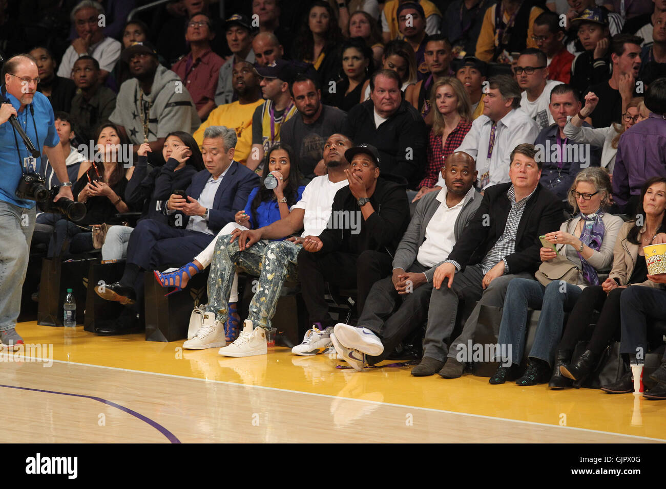 Promis bei der Los Angeles Lakers-Spiel. Die Los Angeles Lakers besiegte die Utah Jazz mit dem Endstand von 101-96 in Lakers Kobe Bryants letzten NBA-Spiel im Staples Center.  Mitwirkende: Jay-Z wo: Los Angeles, California, Vereinigte Staaten von Amerika als: 13 Apr 20 Stockfoto