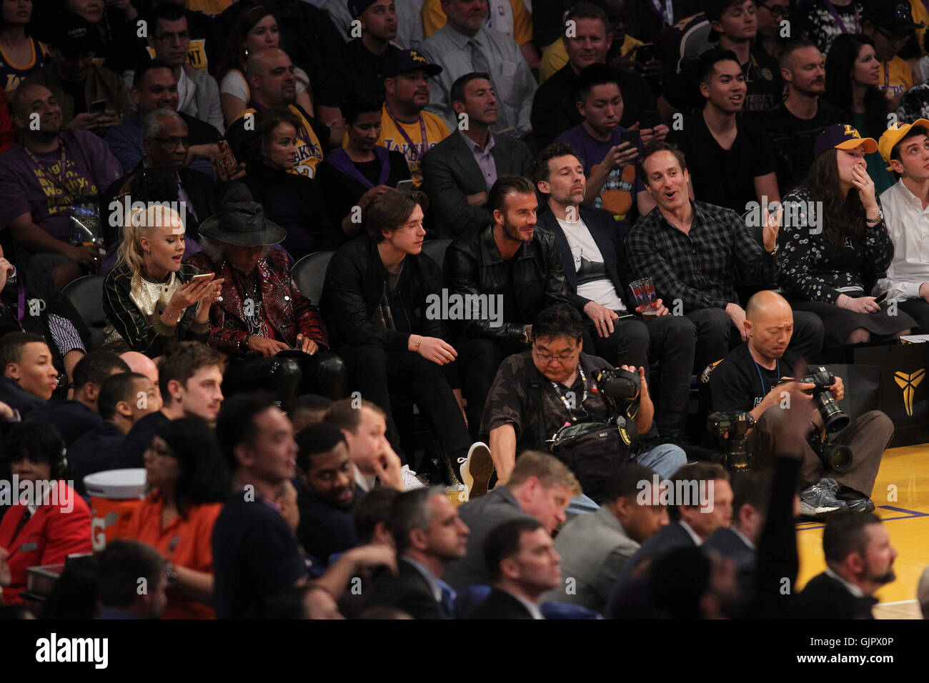 Promis bei der Los Angeles Lakers-Spiel. Die Los Angeles Lakers besiegte die Utah Jazz mit dem Endstand von 101-96 in Lakers Kobe Bryants letzten NBA-Spiel im Staples Center.  Mit: David Beckham, Brooklyn Beckham wo: Los Angeles, Kalifornien, Uni Stockfoto