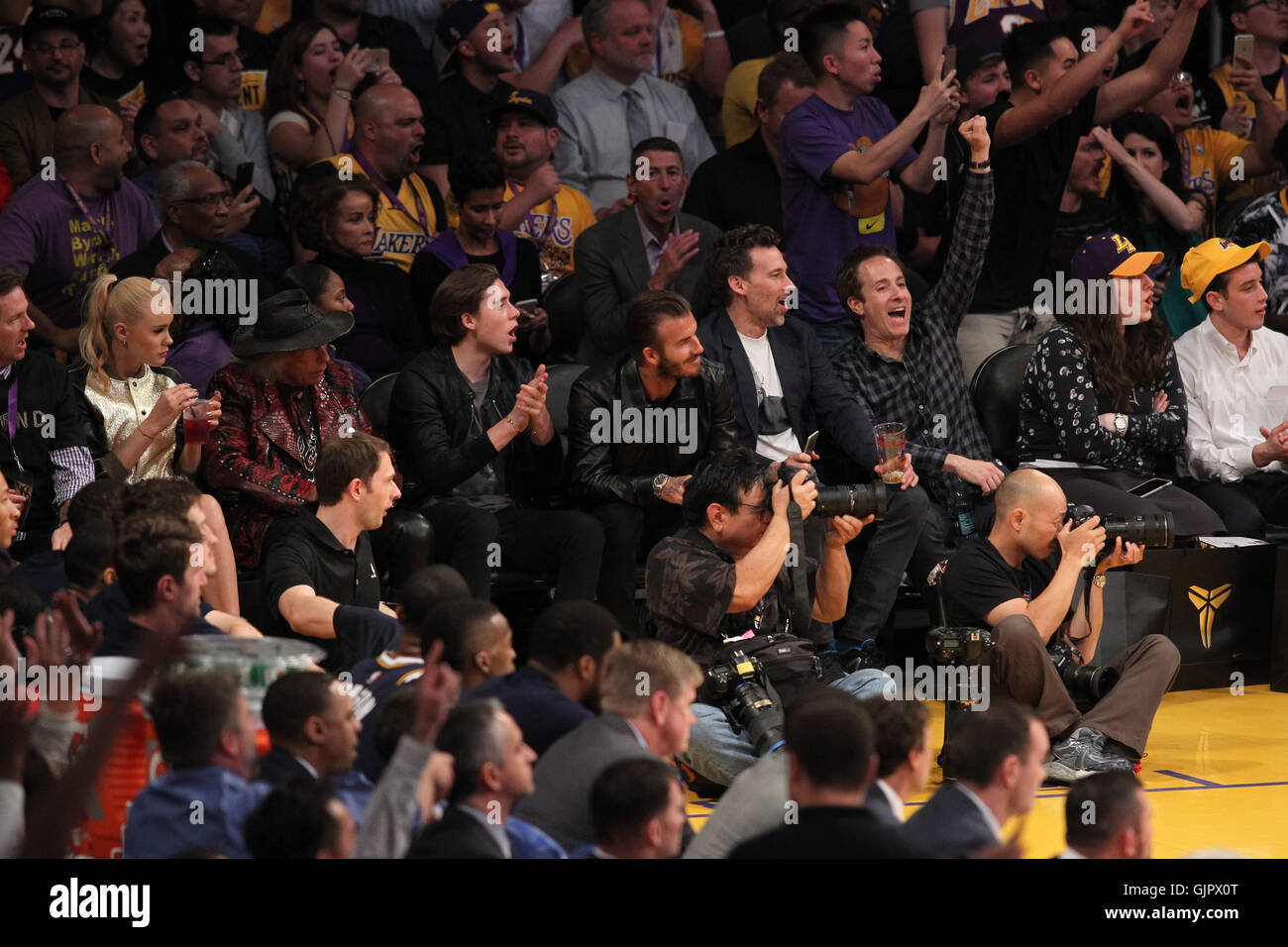 Promis bei der Los Angeles Lakers-Spiel. Die Los Angeles Lakers besiegte die Utah Jazz mit dem Endstand von 101-96 in Lakers Kobe Bryants letzten NBA-Spiel im Staples Center.  Mit: David Beckham, Brooklyn Beckham wo: Los Angeles, Kalifornien, Uni Stockfoto