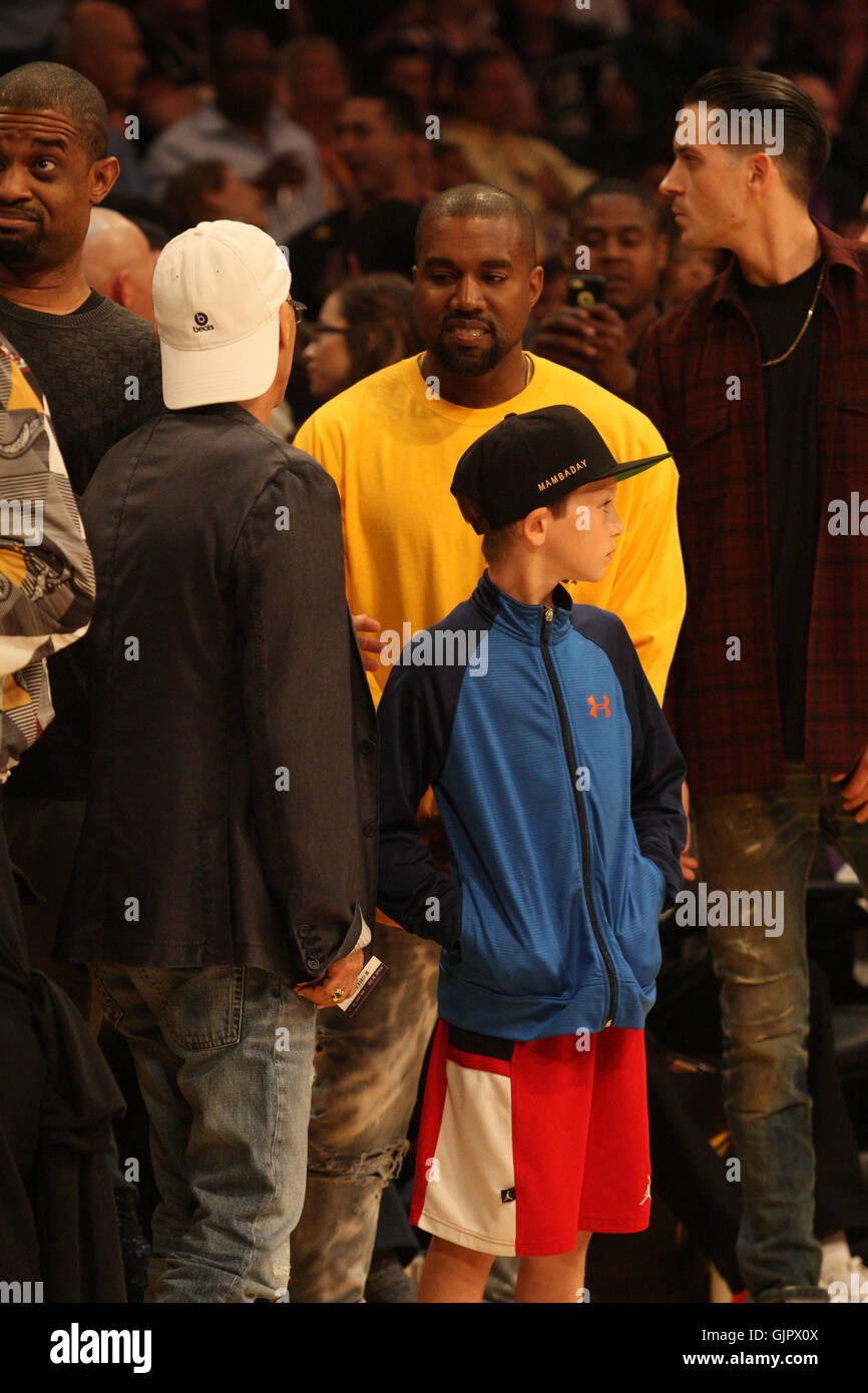 Promis bei der Los Angeles Lakers-Spiel. Die Los Angeles Lakers besiegte die Utah Jazz mit dem Endstand von 101-96 in Lakers Kobe Bryants letzten NBA-Spiel im Staples Center.  Mitwirkende: Kanye West wo: Los Angeles, California, Vereinigte Staaten von Amerika als: 13 A Stockfoto