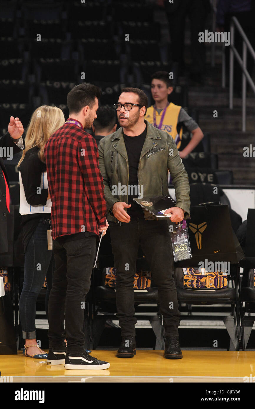 Mittwoch, 13. April 2016; Promis, bei der Lakers-Spiel. Die Los Angeles Lakers besiegte die Utah Jazz mit dem Endstand von 101-96 in Lakers Kobe Bryant letzten NBA-Spiel im Staples Center in der Innenstadt von Los Angeles, CA.  Mitwirkende: Jeremy Piven Where: Los ein Stockfoto