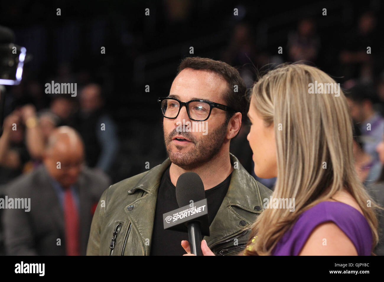 Mittwoch, 13. April 2016; Promis, bei der Lakers-Spiel. Die Los Angeles Lakers besiegte die Utah Jazz mit dem Endstand von 101-96 in Lakers Kobe Bryant letzten NBA-Spiel im Staples Center in der Innenstadt von Los Angeles, CA.  Mitwirkende: Jeremy Piven Where: Los ein Stockfoto