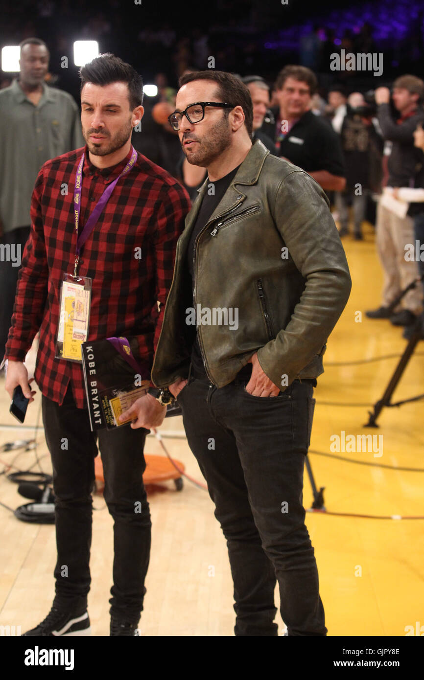 Mittwoch, 13. April 2016; Promis, bei der Lakers-Spiel. Die Los Angeles Lakers besiegte die Utah Jazz mit dem Endstand von 101-96 in Lakers Kobe Bryant letzten NBA-Spiel im Staples Center in der Innenstadt von Los Angeles, CA.  Mitwirkende: Jeremy Piven Where: Los ein Stockfoto