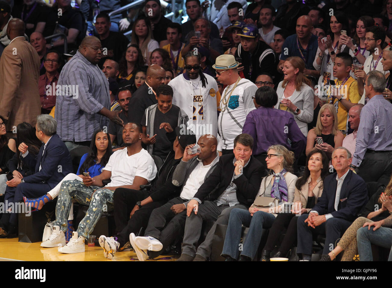 Mittwoch, 13. April 2016; Promis, bei der Lakers-Spiel. Die Los Angeles Lakers besiegte die Utah Jazz mit dem Endstand von 101-96 in Lakers Kobe Bryant letzten NBA-Spiel im Staples Center in der Innenstadt von Los Angeles, CA.  Mitwirkende: Snoop Lion, Snoop Dogg Whe Stockfoto