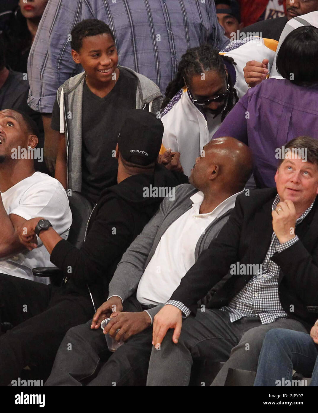Mittwoch, 13. April 2016; Promis, bei der Lakers-Spiel. Die Los Angeles Lakers besiegte die Utah Jazz mit dem Endstand von 101-96 in Lakers Kobe Bryant letzten NBA-Spiel im Staples Center in der Innenstadt von Los Angeles, CA.  Mitwirkende: Snoop Lion, Snoop Dogg, Ja Stockfoto