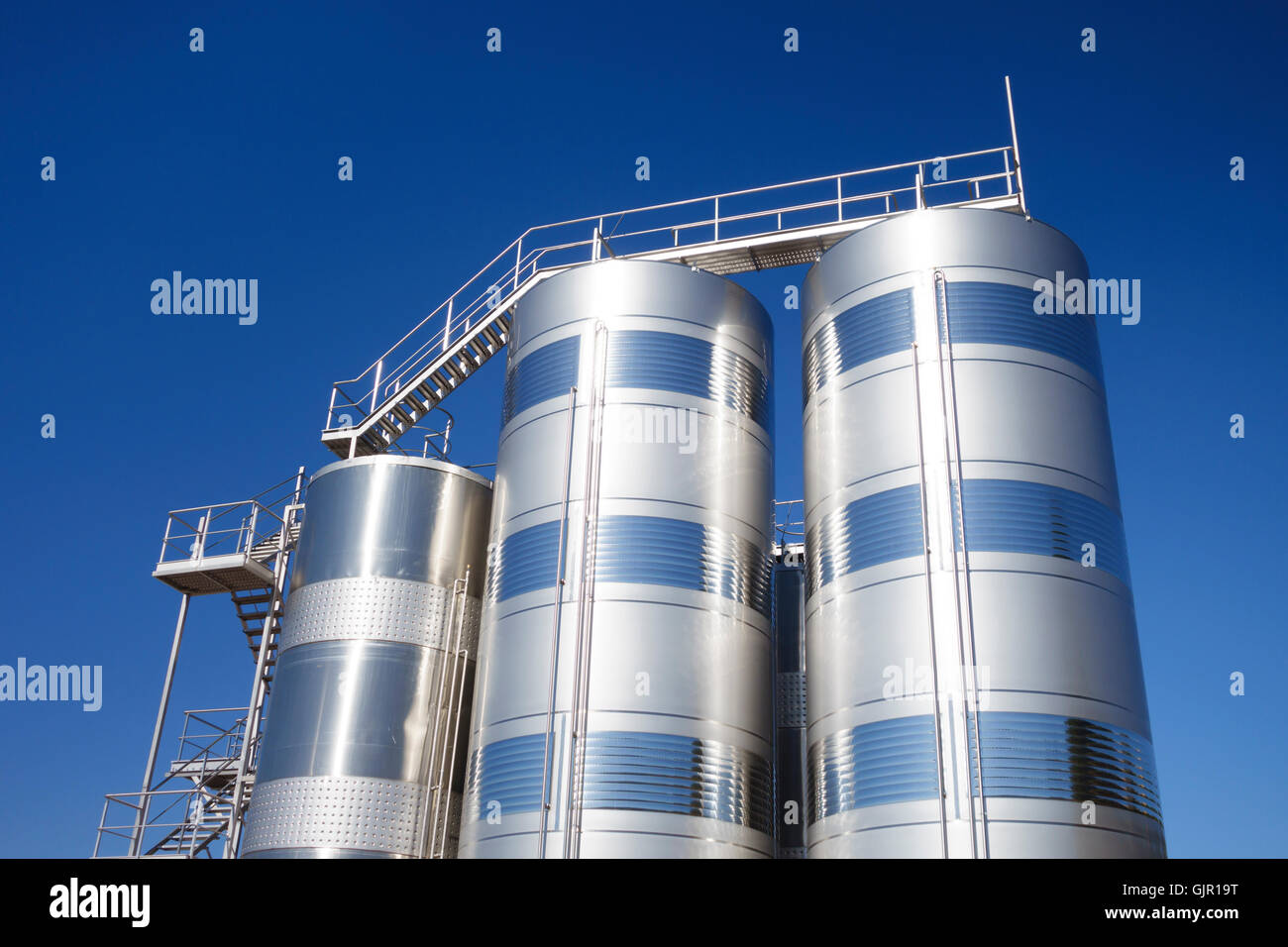 Edelstahl-Silos in der Industrie, für die Lagerung Stockfoto