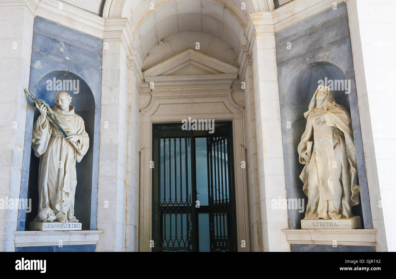 Statuen des Heiligen Johannes von Gott und St. Theresia am Palast von Mafra in Portugal. Stockfoto