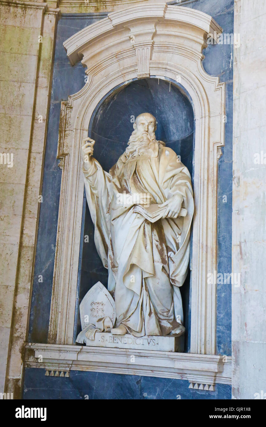 Statue des Heiligen Benedikt von Nursia, Schutzpatron Europas an den Palast von Mafra in Portugal. Stockfoto