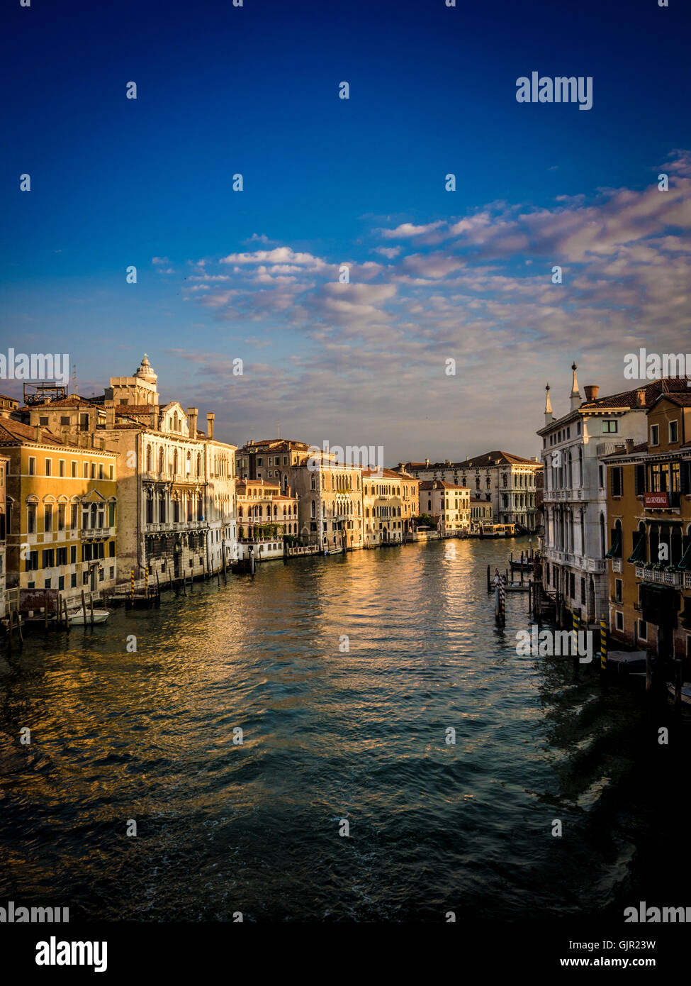 Traditionellen venezianischen Gebäuden entlang des Canal Grande, bei Sonnenaufgang. Venedig. Italien. Stockfoto